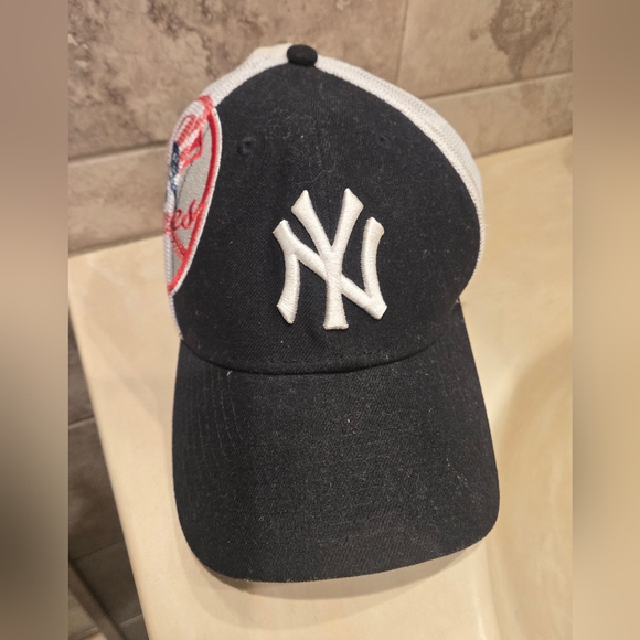 NY Yankees 39Thirty Mesh Back Size Small-Medium New Era Genuine MLB Stitched - Picture 1 of 12